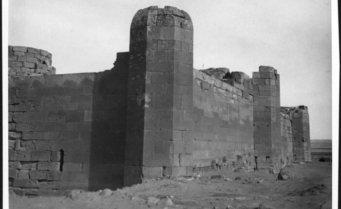 Fotografia em preto e branco das paredes de pedra e dos contrafortes de Sultan Han, em 1933–1934.