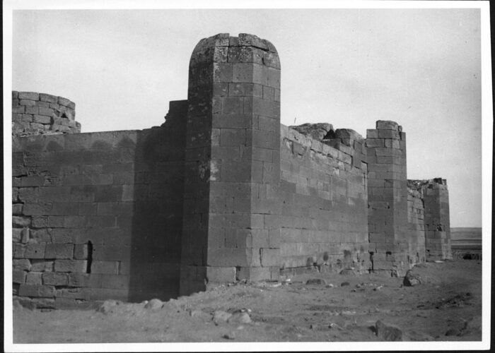 Fotografia em preto e branco das paredes de pedra e dos contrafortes de Sultan Han, em 1933–1934.