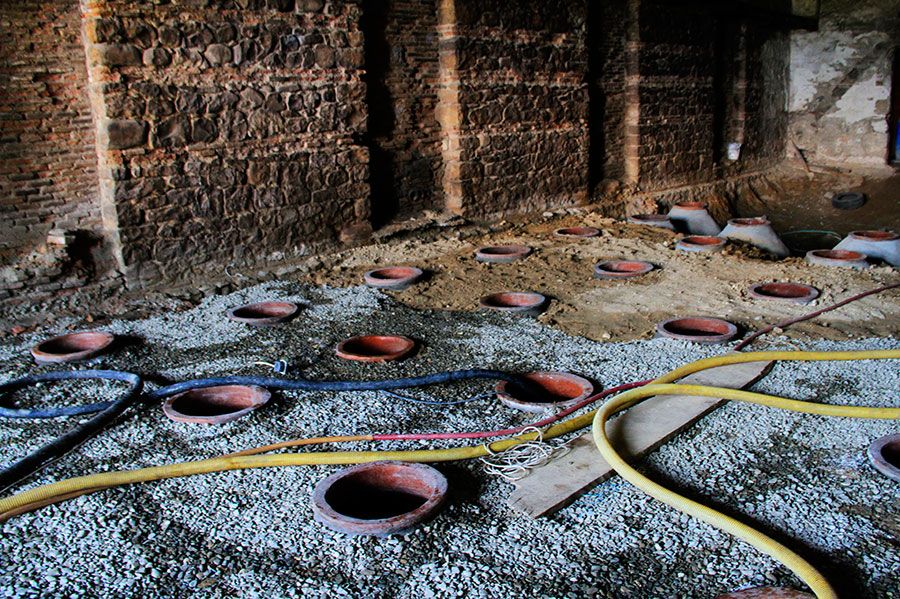 Bocas de qvevri enterrados no piso da adega Chateau Zegaani, em Kakheti