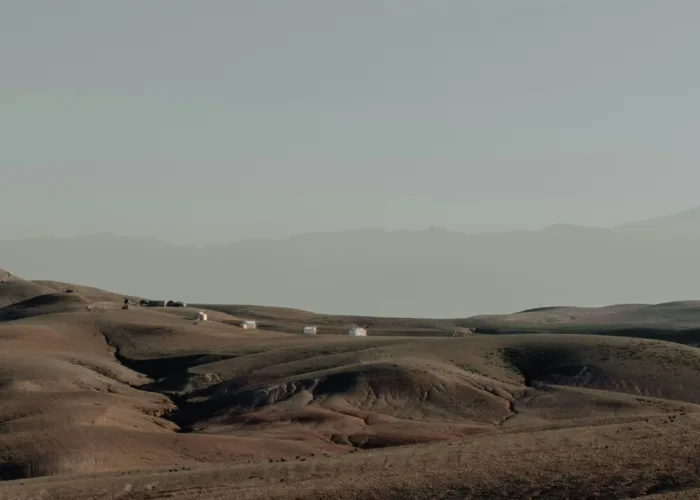 Paisagem rochosa do deserto de Agafay, no Marrocos.