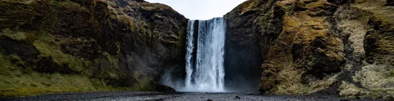 Cachoeira Skógafoss na costa sul da Islândia
