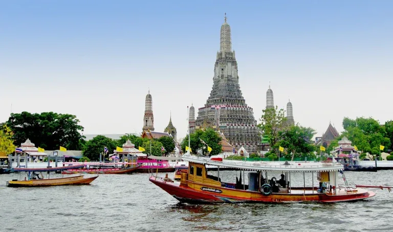 Wat Arun às margens do Chao Phraya